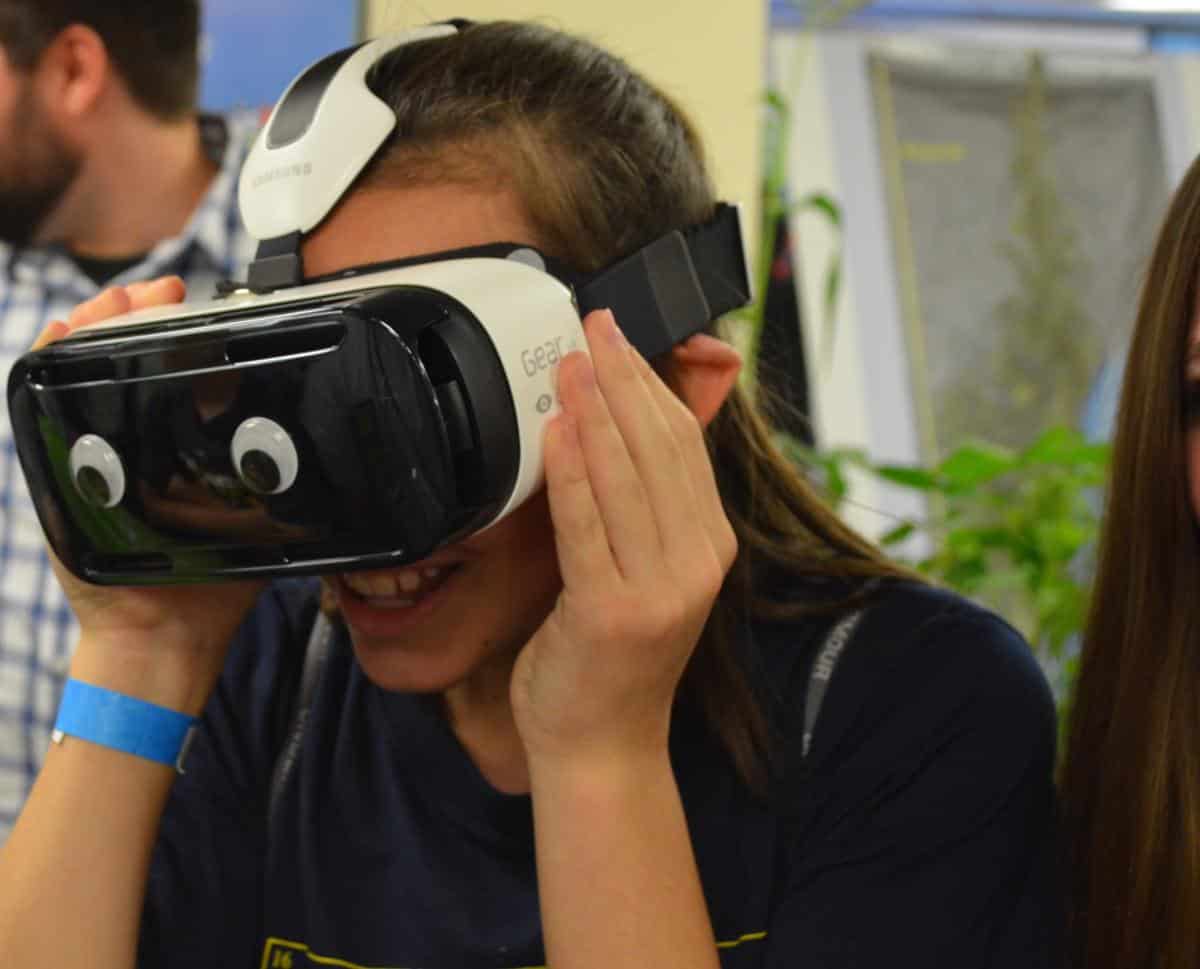 A student trying out virtual reality at the Expo (Photo Credit: Alex Granados)