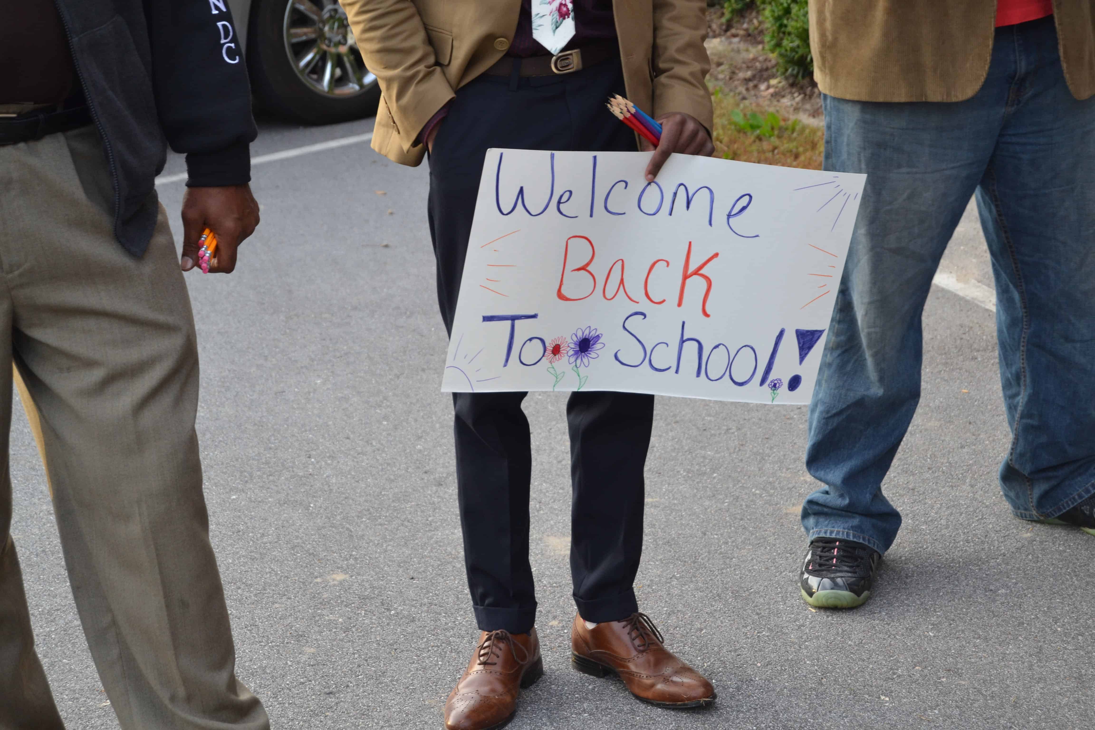 How many districts follow North Carolina school calendar law?