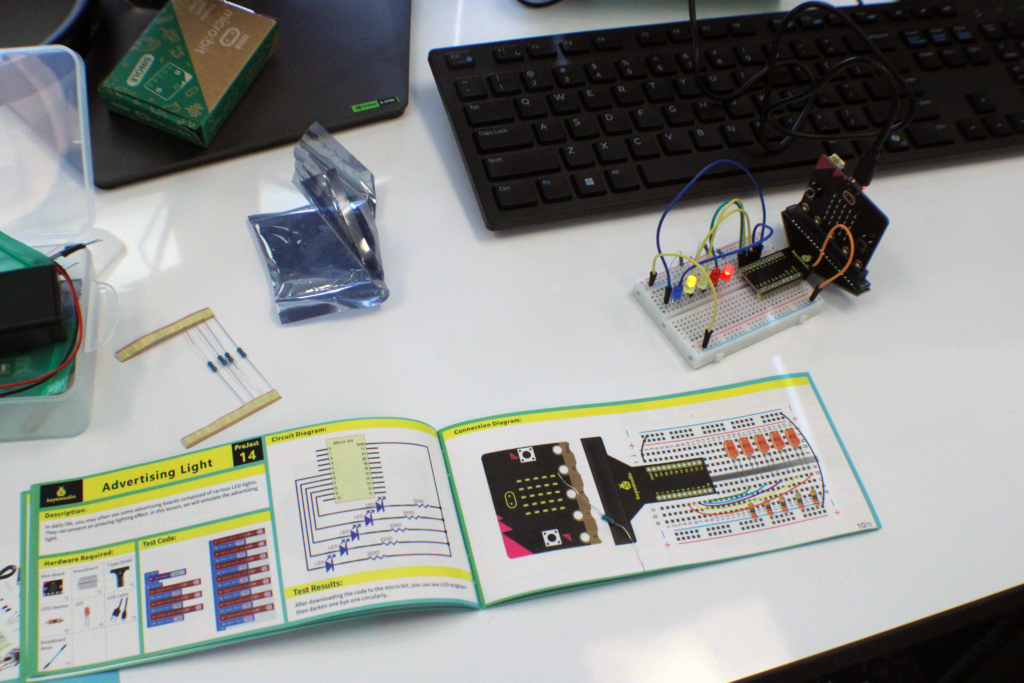 a circuit diagram with a small 3D model
